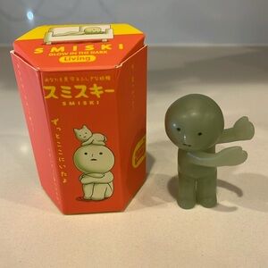 Dreams Smiski Living Series Glow in the dark - Holding